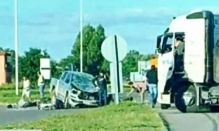 Iban 16 a bordo de una camioneta y chocaron en Carmen de Areco: hay 9 muertos