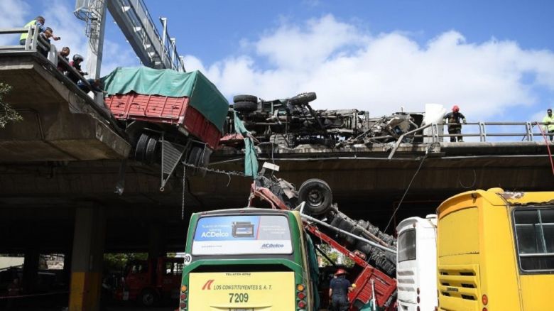 Chocaron dos camiones y uno quedó colgando de la autopista 25 de Mayo: rescataron ilesos a los choferes