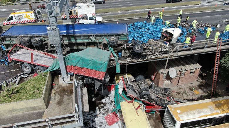 Chocaron dos camiones y uno quedó colgando de la autopista 25 de Mayo: rescataron ilesos a los choferes