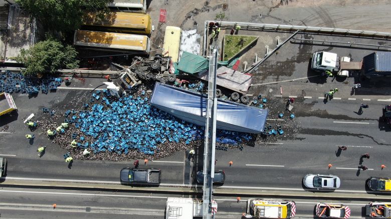 Chocaron dos camiones y uno quedó colgando de la autopista 25 de Mayo: rescataron ilesos a los choferes