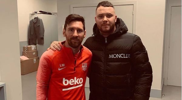 Lionel Messi tiene un iPhone de oro