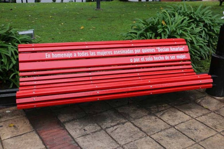 Bancos de plazas se pintarán de rojo por la violencia de género