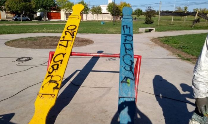 Actos vandálicos en una plaza que iba a inaugurarse la próxima semana