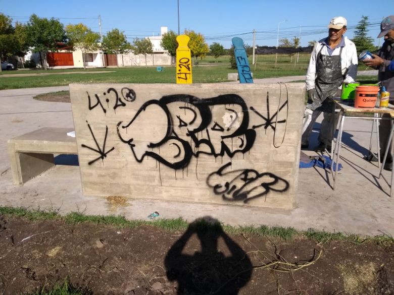 Actos vandálicos en una plaza que iba a inaugurarse la próxima semana