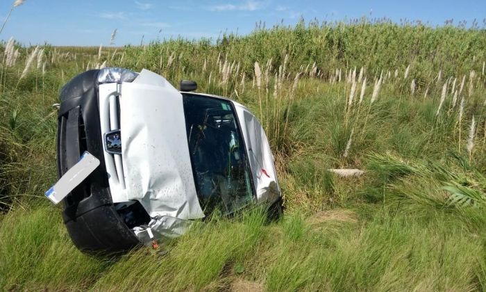 Una mujer falleció tras el despiste y vuelco de una camioneta en cercanías de Mackenna