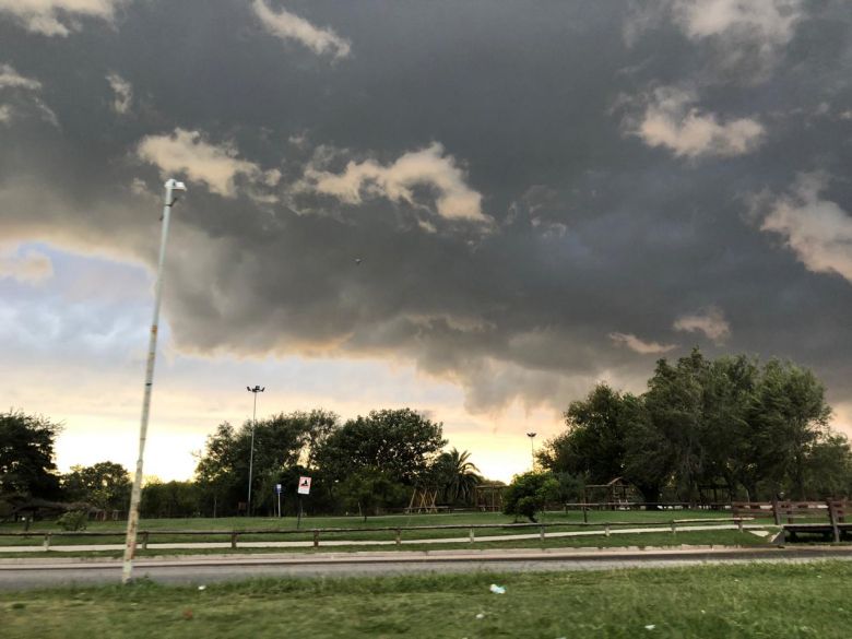 La tormenta se hace notar en el cielo riocuartense y nuestros seguidores te lo muestran