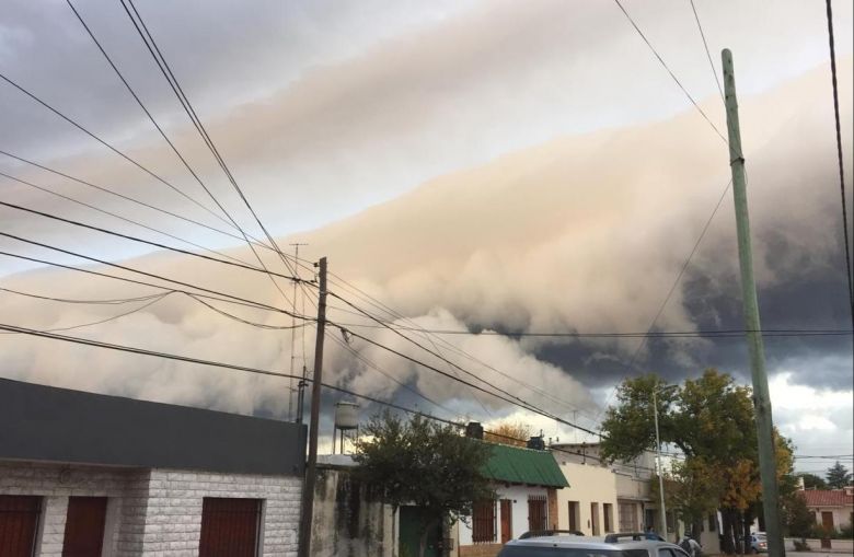 La tormenta se hace notar en el cielo riocuartense y nuestros seguidores te lo muestran