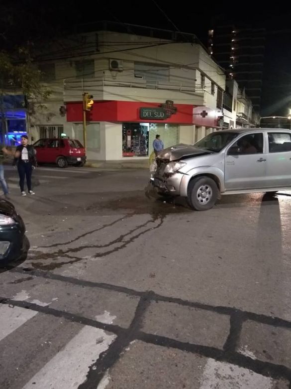 Dos conductores lesionados en un espectacular choque en el macrocentro