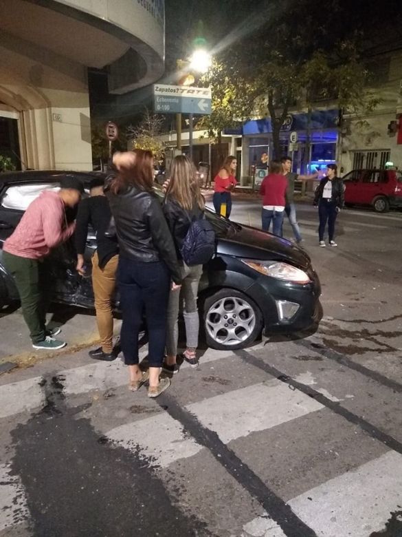 Dos conductores lesionados en un espectacular choque en el macrocentro