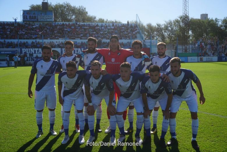 Estudiantes a puro festejo cerca del objetivo