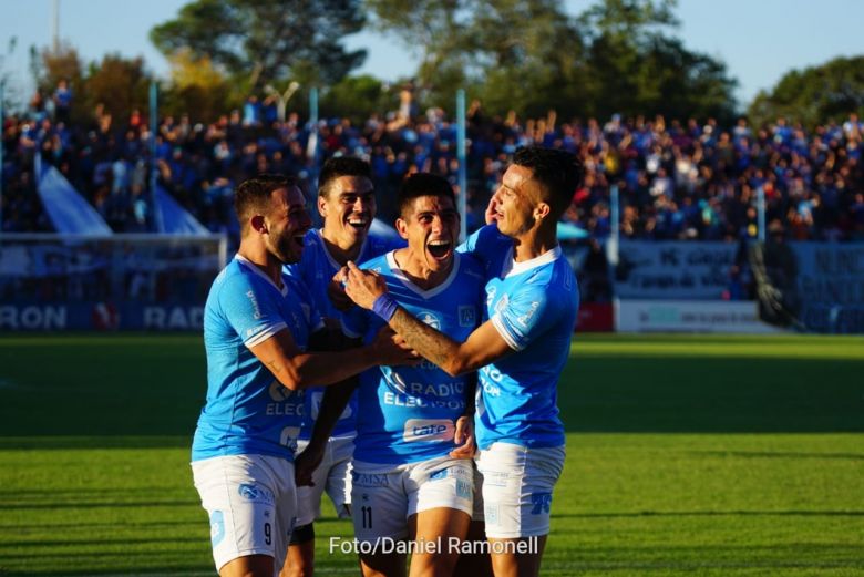 Estudiantes a puro festejo cerca del objetivo