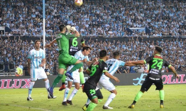 Racing celebró su título con un empate