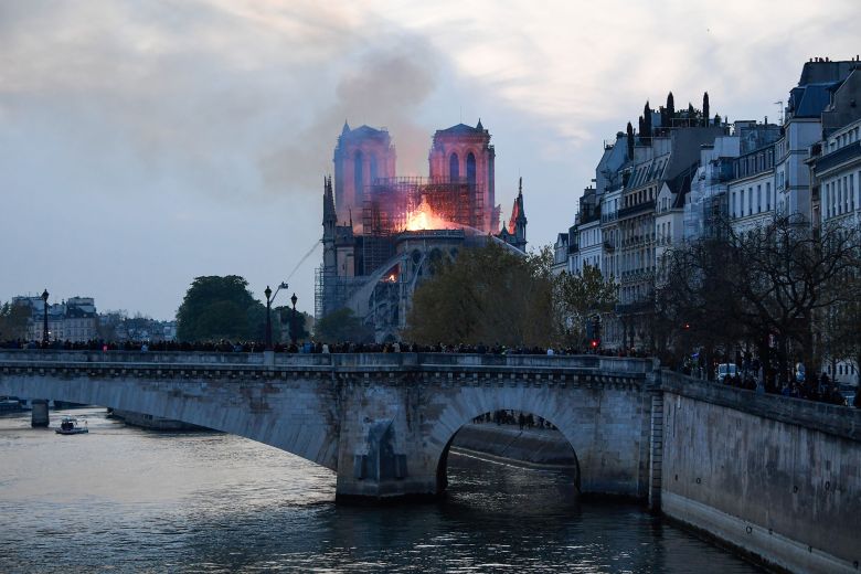 Impactantes fotos del incendio en Notre Dame