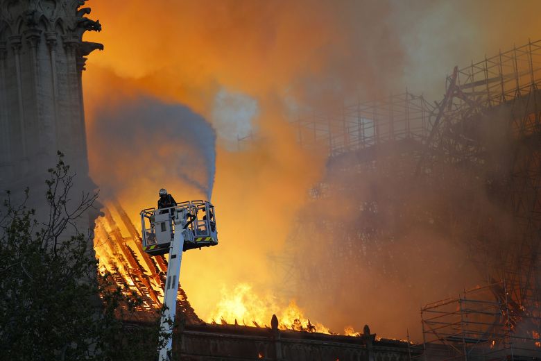 Impactantes fotos del incendio en Notre Dame