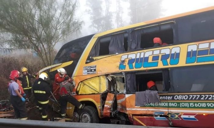 Chocaron un camión y un colectivo de larga distancia: un muerto y 16 heridos