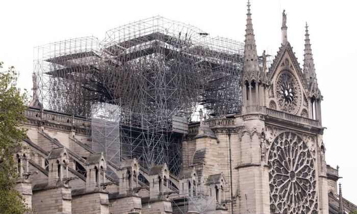 Los bomberos advierten que un viento fuerte puede derrumbar parte de la fachada de la Catedral de Notre Dame