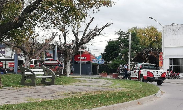 Se incendió el quincho de una Brasería frente a la rotonda Plaza Mojica