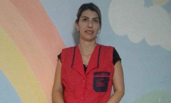 Llamado solidario para una auxiliar docente que no ve por una infección ocular