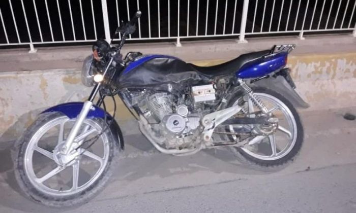 Un motociclista falleció al impactar contra el pavimento