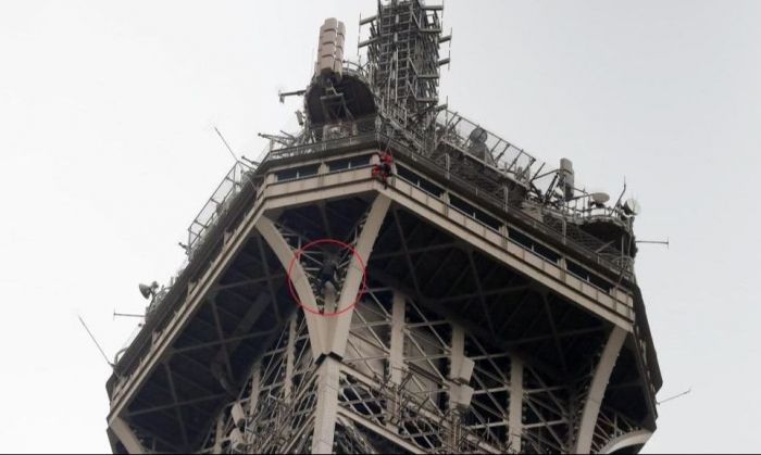 Evacúan la Torre Eiffel por la presencia de un hombre escalando el monumento