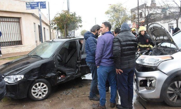 Un joven debió ser rescatado de un auto por bomberos tras un choque