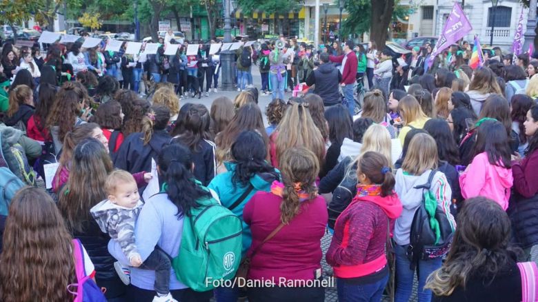 Cientos de mujeres participaron en la plaza central de Río Cuarto del pañuelazo a favor de la legalización del aborto