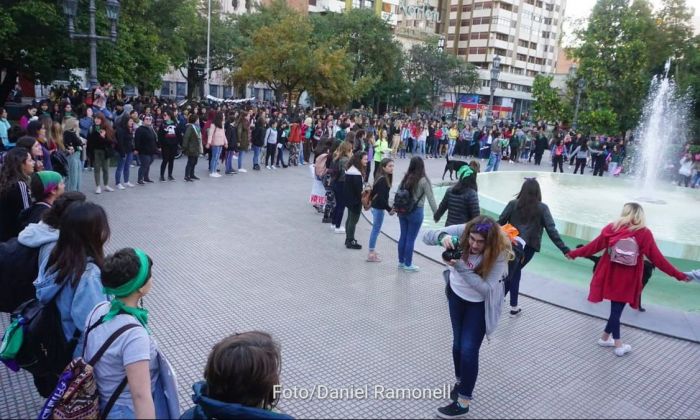 Cientos de mujeres participaron en la plaza central de Río Cuarto del pañuelazo a favor de la legalización del aborto