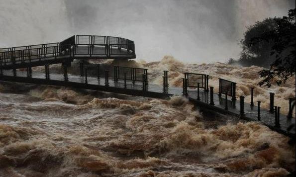  Video: Las Cataratas, desbordadas por las lluvias en Brasil