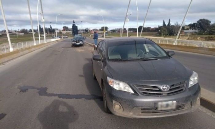 Colisionaron dos automóviles en el puente Gdor. Juan B. Bustos