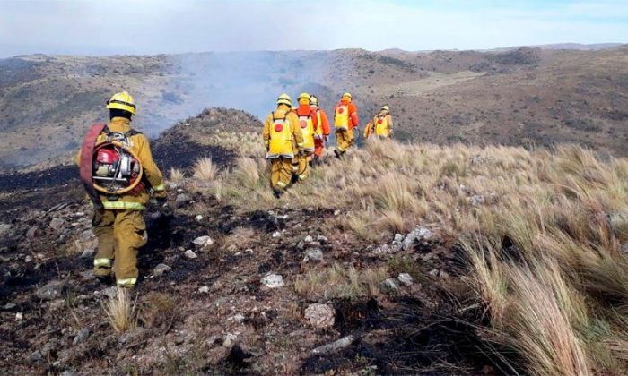 El fuego está en lo alto de las sierras y no afecta al pueblo de Río de los Sauces