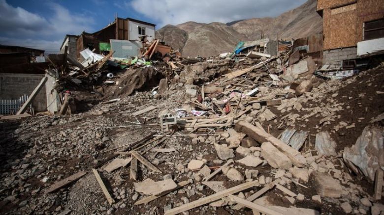 Chile: rescatan a un minero con vida, otro murió y buscan a un tercero