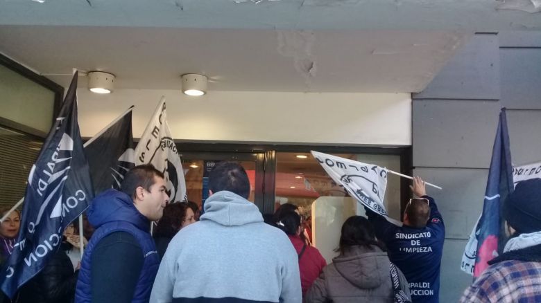 El gremio de la Limpieza protestó al frente del Banco Francés