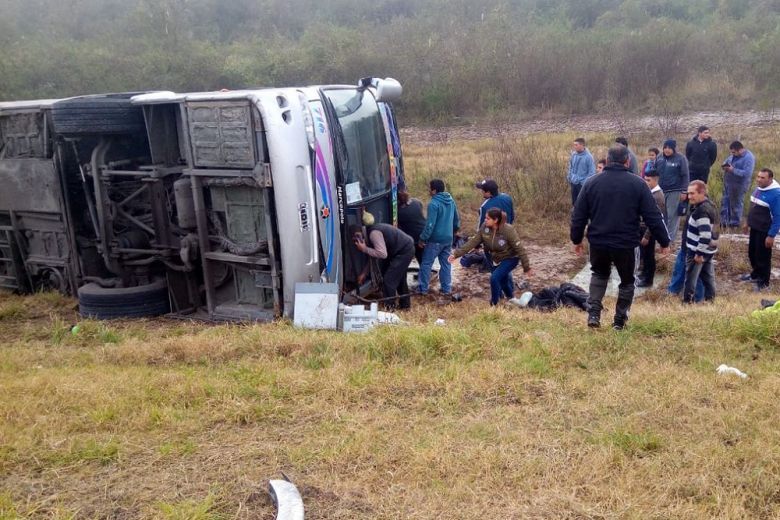 Tucumán: al menos 15 jubilados murieron tras el vuelco de un colectivo