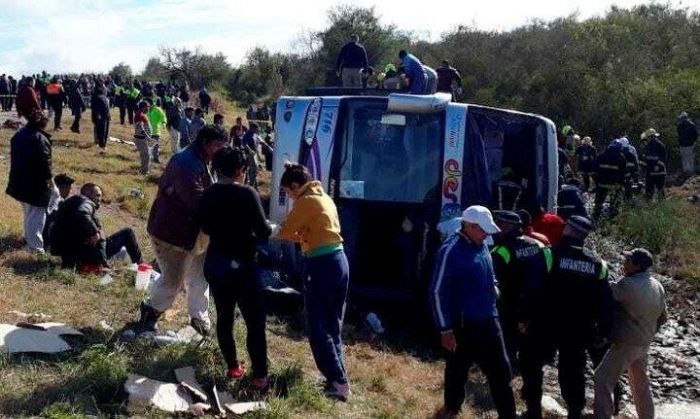 Sin carteles y con la demarcación borrada: así es la curva donde fue el accidente fatal de Tucumán