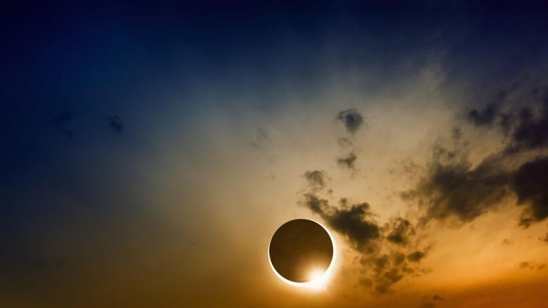 Río Cuarto y la región, con cielo despejado, esperando al eclipse 