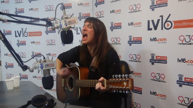 Flor Di Paola en el acústico de La Mañana del Limón