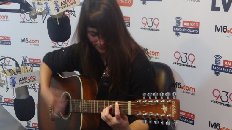 Flor Di Paola en el acústico de La Mañana del Limón