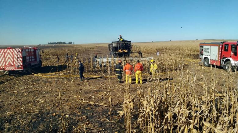 Se quemó una cosechadora en un campo donde los Bomberos de Moldes tenían una hora de viaje