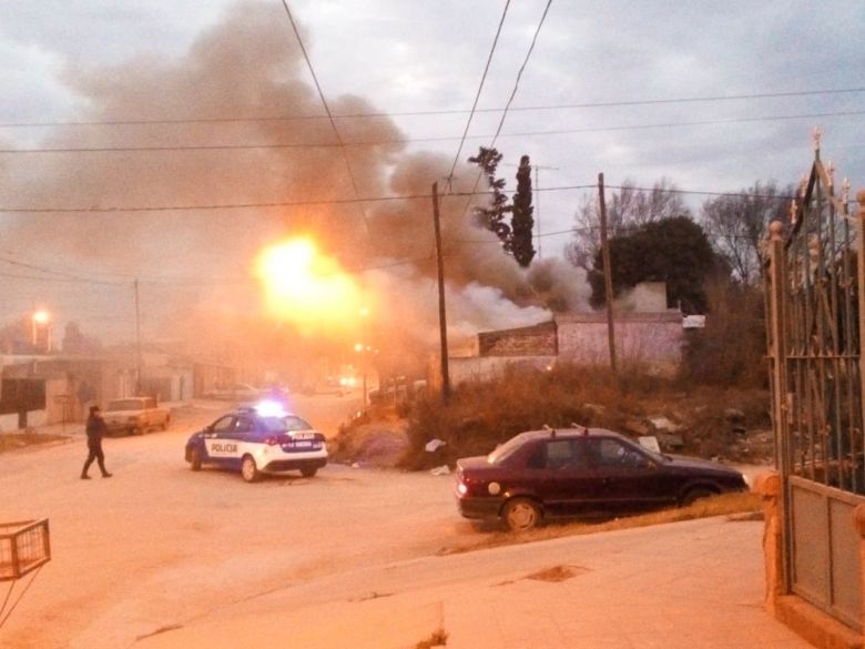 Se incendió y derrumbó la casa del supuesto asesino del hombre de barrio Obrero 