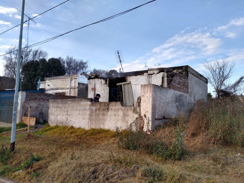 Se incendió y derrumbó la casa del supuesto asesino del hombre de barrio Obrero 