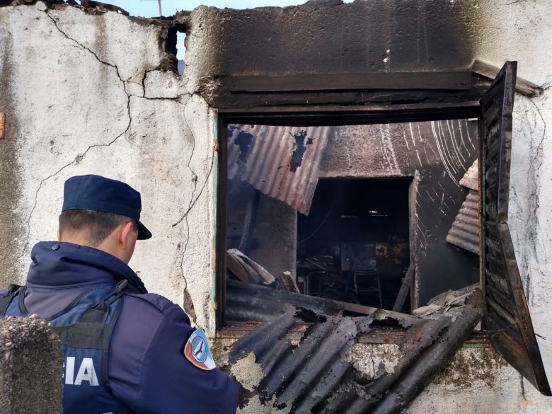 Se incendió y derrumbó la casa del supuesto asesino del hombre de barrio Obrero 