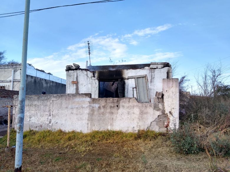 Se incendió y derrumbó la casa del supuesto asesino del hombre de barrio Obrero 