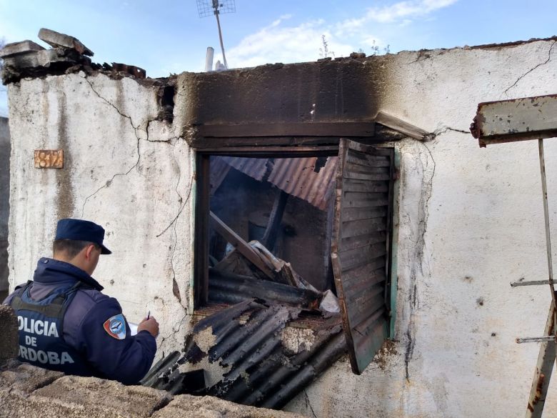 Se incendió y derrumbó la casa del supuesto asesino del hombre de barrio Obrero 