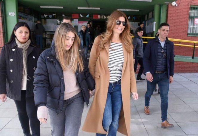 Juliana Awada acompañó a votar por primera vez a su hija Valentina