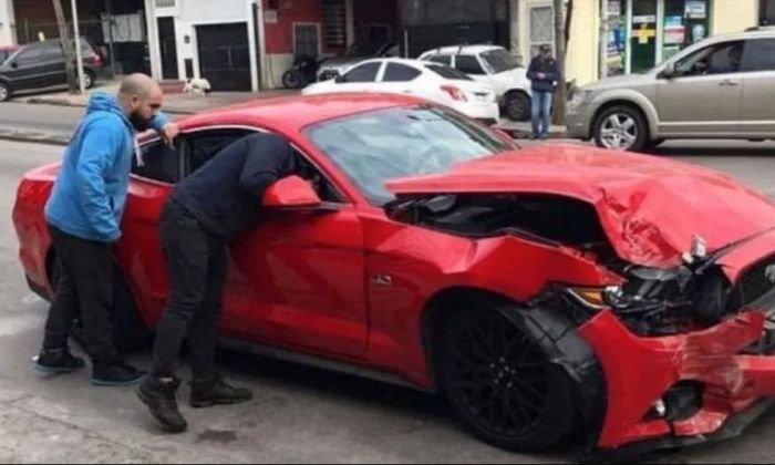 Dejó un Ford Mustang en un taller y se lo chocaron contra una pared