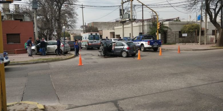 Heridos tras fuerte choque en Avenida Sabattini