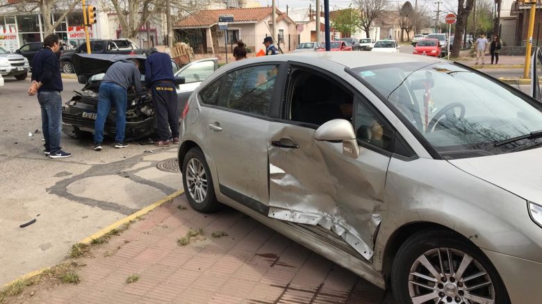 Heridos tras fuerte choque en Avenida Sabattini