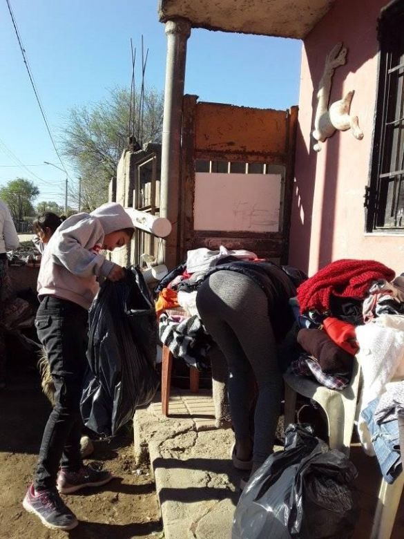 Junta ropa y la pone al frente de su casa para que la retire quien lo necesite