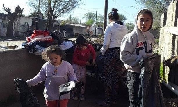 Junta ropa y la pone al frente de su casa para que la retire quien lo necesite