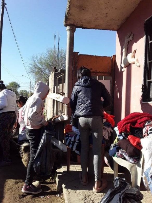 Junta ropa y la pone al frente de su casa para que la retire quien lo necesite